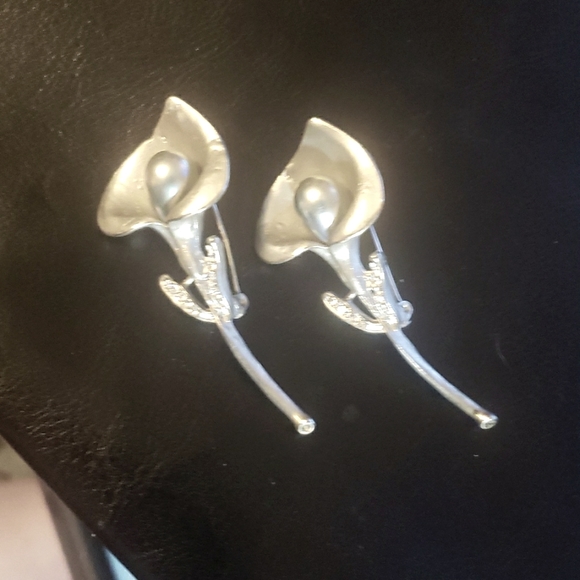 Silver Elegant Rose Flower with Pearl Pin brooch with rhinestone - Picture 3 of 6